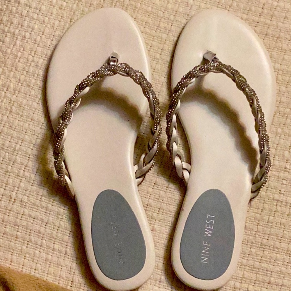 Nine West White with silver flip flops 8.5M NEW